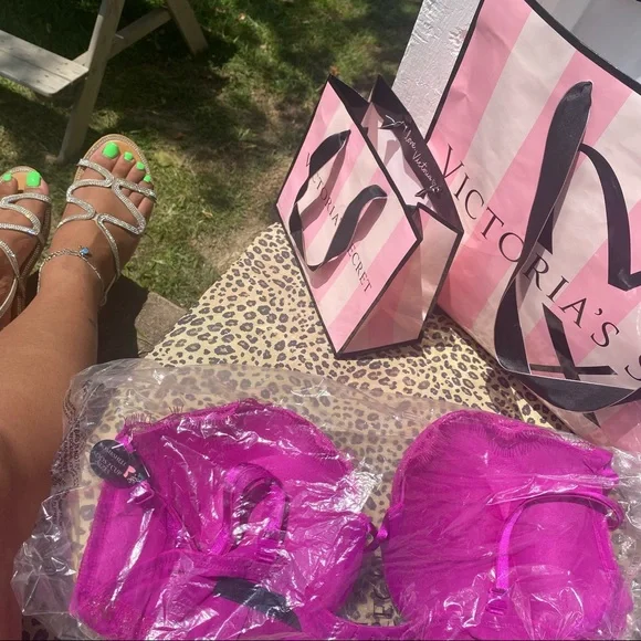 NEW Victoria’s Secret Bombshell Bra - Picture 11 of 11